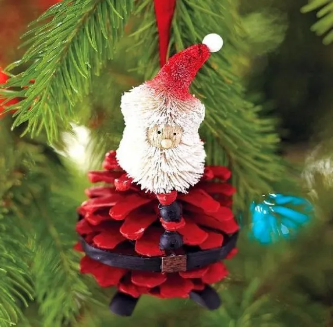 Симпатичный Санта из шишки украсит вашу елку