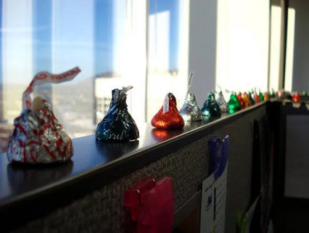 Разноцветные конфеты с пожеланиями могут тоже украсить офис