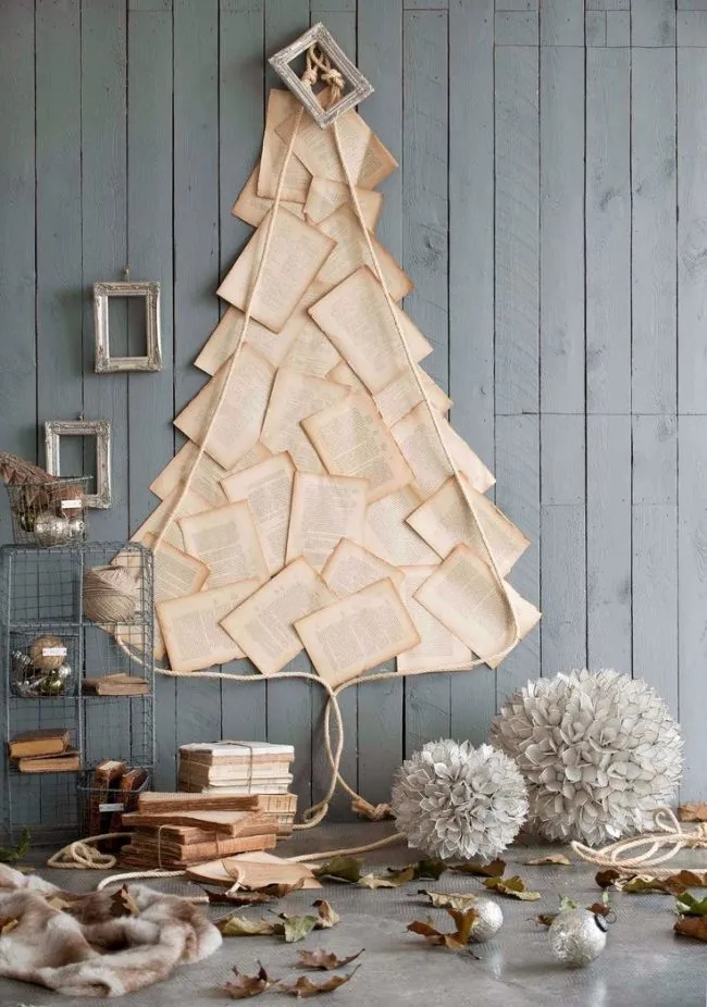 Новогодняя елка из книжных листов, закрепленных на стене