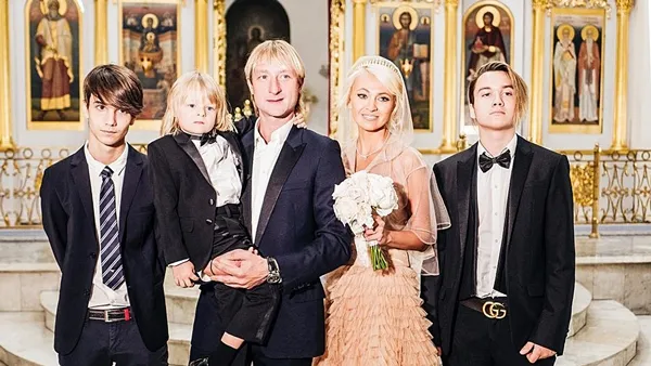 Евгений Плющенко и Яна Рудковская с детьми