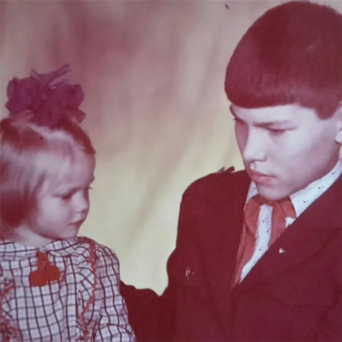 Николай Валуев в детстве с сестрой