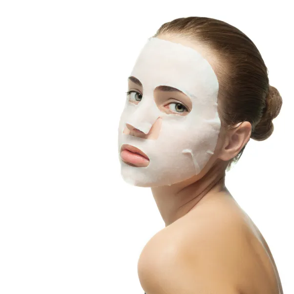 Тканевая маска для лица, пропитанная увлажняющим составом.