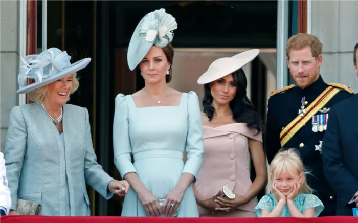 Камилла, герцогиня Корнуоллская, Кэтрин, герцогиня Кембриджская, Меган, герцогиня Сассекс, принц Гарри, герцог Сассекс и Айла Филлипс стоят на балконе Букингемского дворца