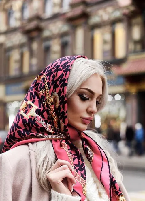Шелковый платок: как носить самый модный аксессуар сезона. Какие платки сейчас в моде 2022 весна 18