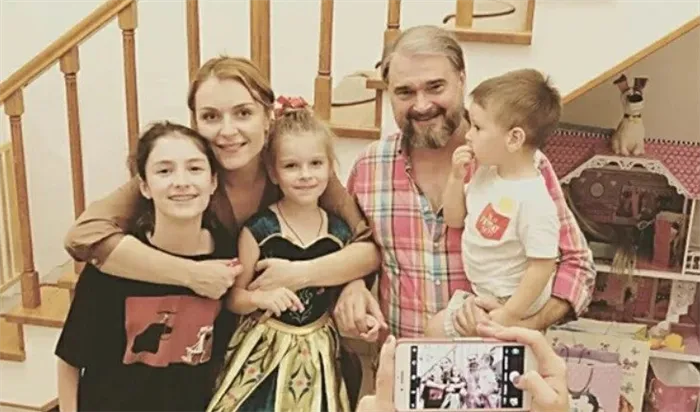 Светлана Антонова с мужем и детьми