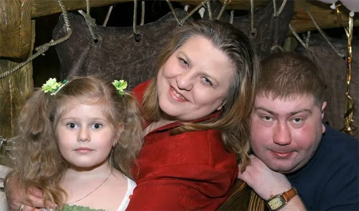 Катя Огонёк с мужем и дочкой