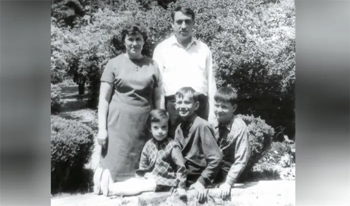Маленький Валерий Меладзе с родителями, братом и сестрой
