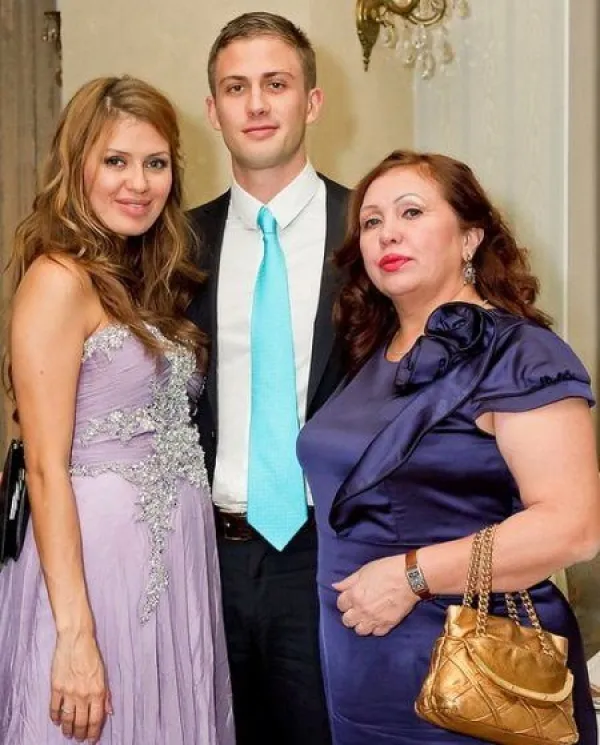 Виктория с мамой и Алексом