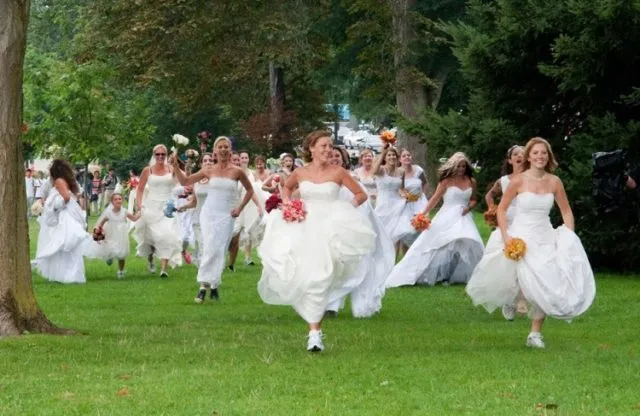 невесты бегут по лужайке