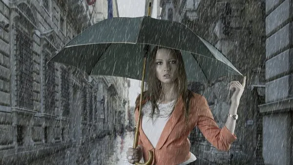 Девушка с зонтом под дождём