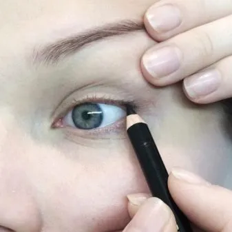 Как подвести нижнее веко: используем карандаш для глаз правильно. Как красить нижнее веко 11