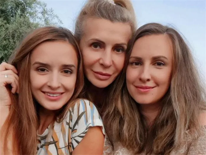 Ирина Агибалова с дочками Ритой и Ольгой