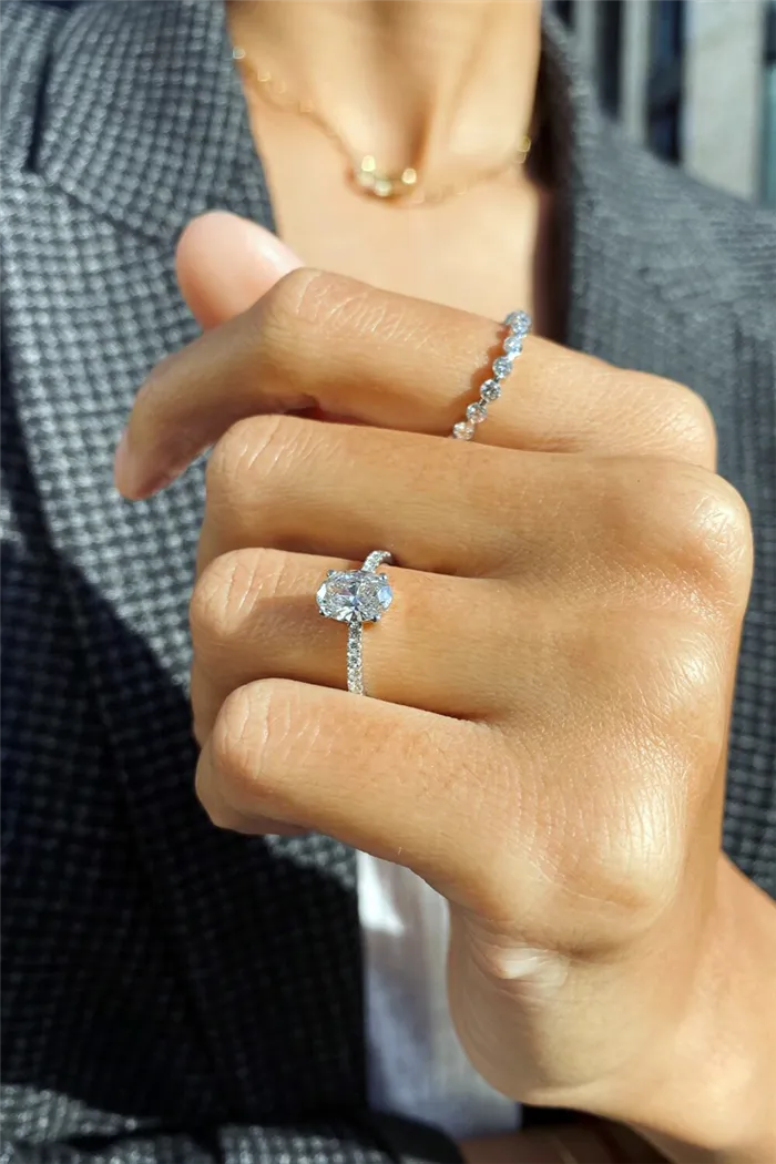 обручальное кольцо на руке красивой девушки