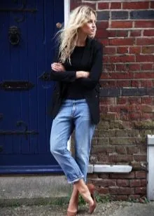 Широкие женские джинсы: модные и удобные. Как носить широкие джинсы 10