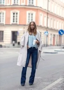 Широкие женские джинсы: модные и удобные. Как носить широкие джинсы 13