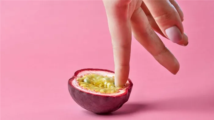 палец на половинке фрукта
