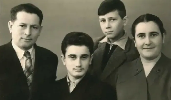 Владимир Винокур с родителями и старшим братом