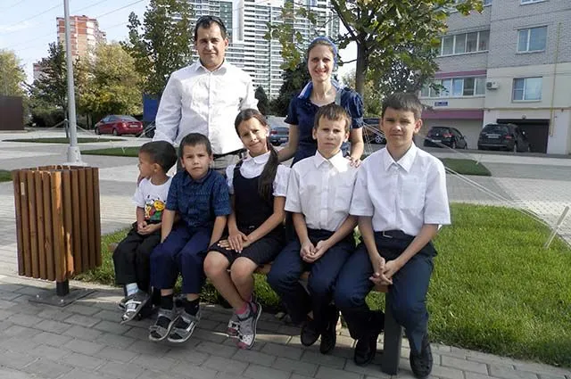 В семье Хущамовых пятеро детей, которые с трех лет свободно общаются с родителями на языке жестов.