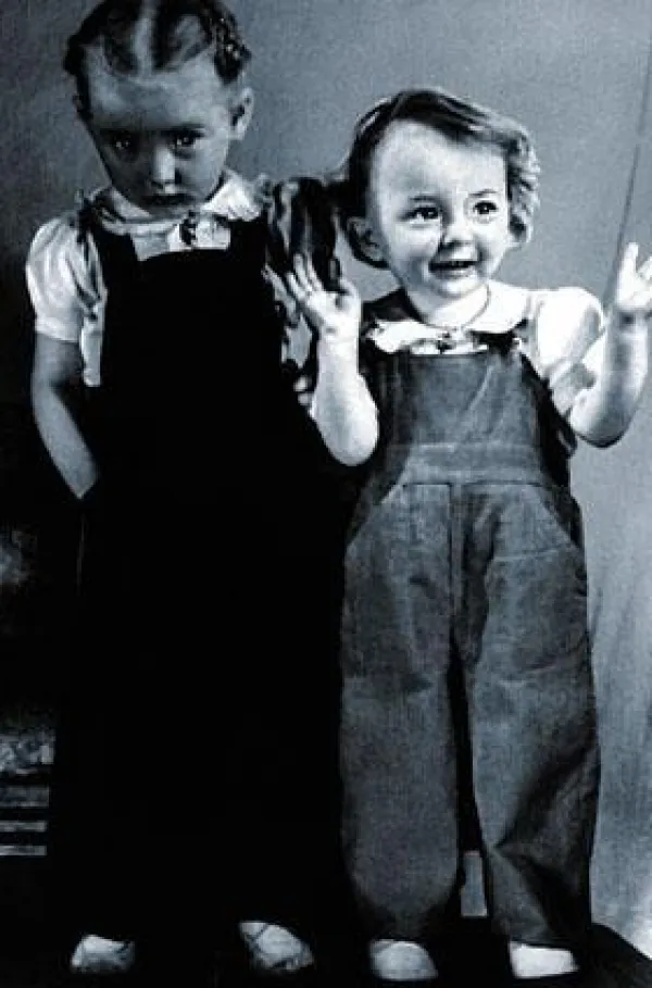 Анастасия Вертинская в детстве (справа)