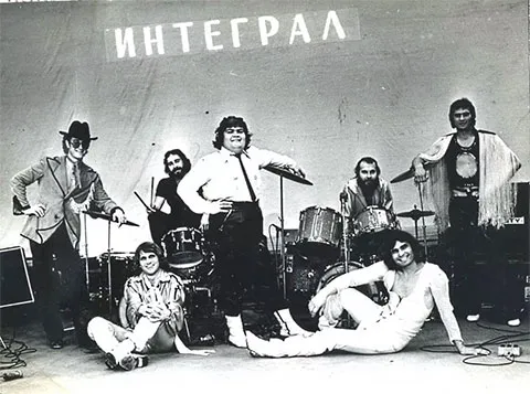 Бари Алибасов (внизу справа) и группа 