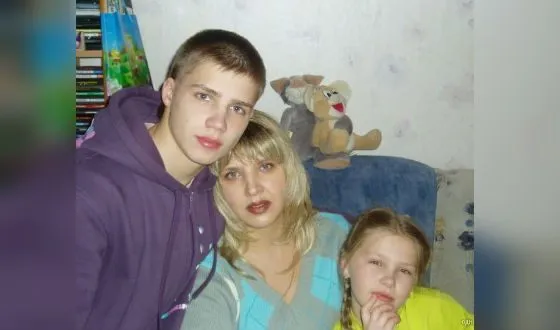 Олег Майами в детстве с мамой и сестрой