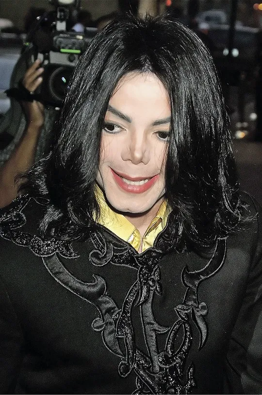 Кончик носа у Майкла Джексона омертвел после неудачной пластики. Поп-король до конца жизни носил накладной протез. Фото: Colin KNIGHT/Global Look Press