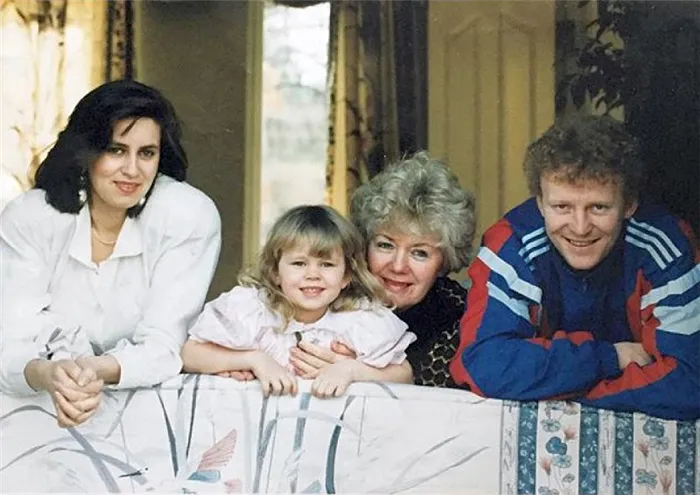 Екатерина Кузнецова в детстве, фото с родителями