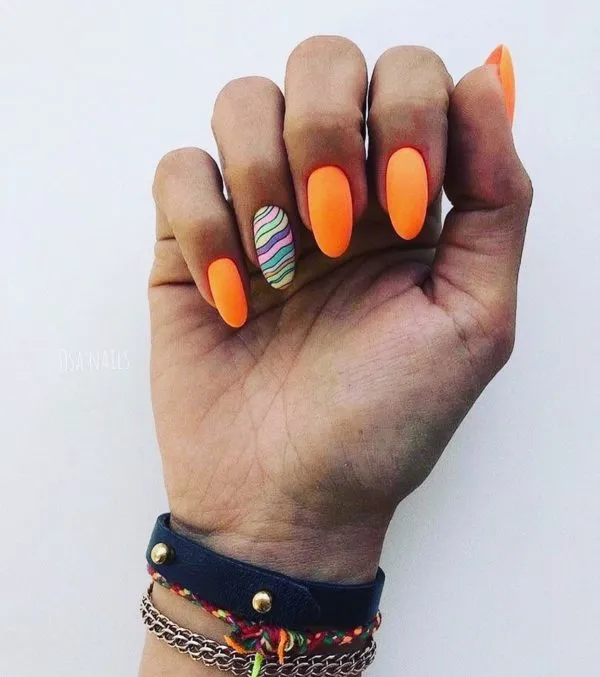 Оранжевый маникюр на длинные ногти с акцентом