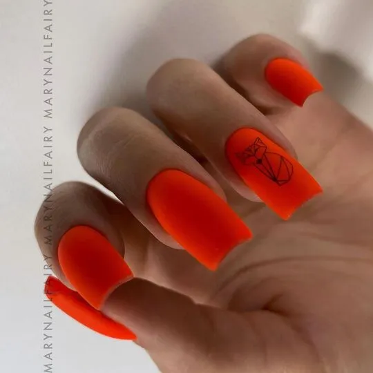 Оранжевый маникюр с геометричным рисунком