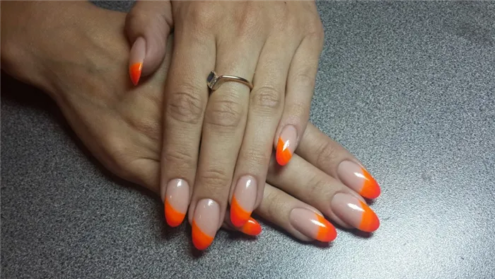 Идеи оранжевого маникюра. С какими цветами сочетается оранжевый ногти 17
