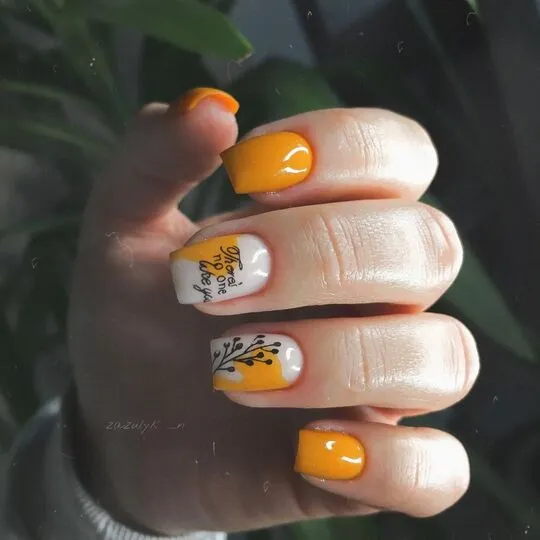 Осенний маникюр в оранжевом цвете с дизайном