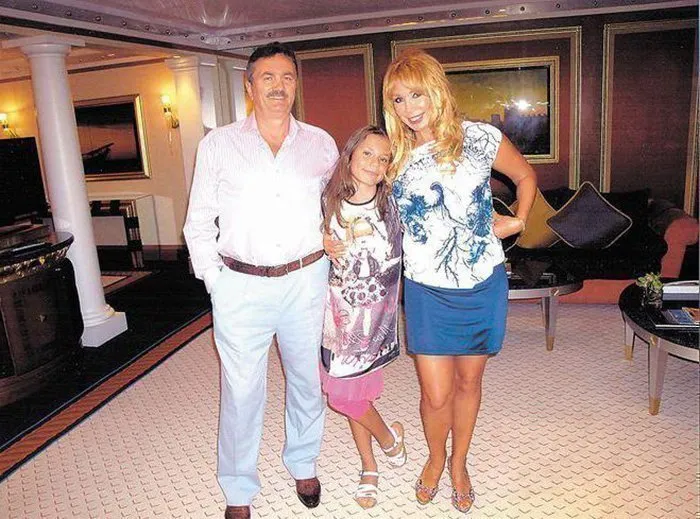 Лида Еракова с родителями в детстве