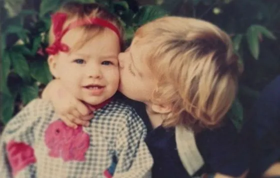 Детское фото Марго Робби: будущую актрису целует старший брат