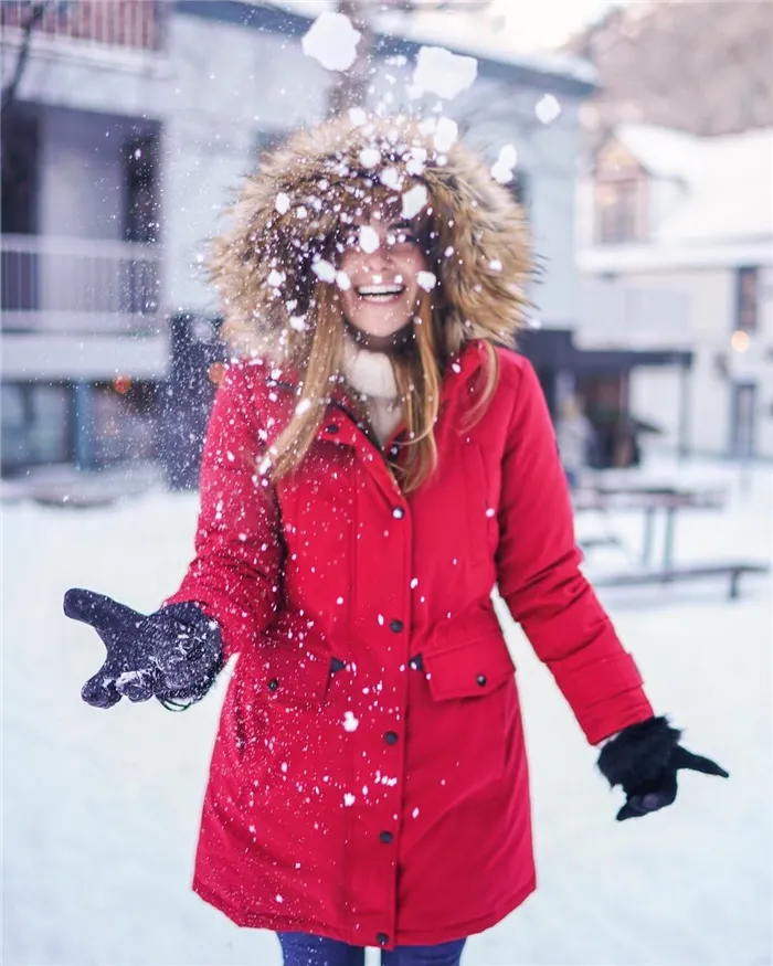Модные женские образы с зимней красной курткой и подходящие аксессуары к ней. Красная куртка с каким цветом шапки сочетается 13