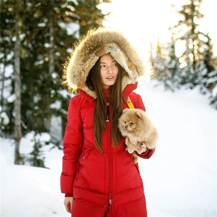 Модные женские образы с зимней красной курткой и подходящие аксессуары к ней. Красная куртка с каким цветом шапки сочетается 9