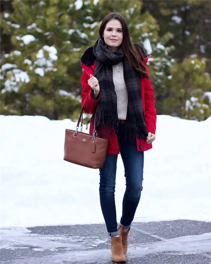Модные женские образы с зимней красной курткой и подходящие аксессуары к ней. Красная куртка с каким цветом шапки сочетается 15