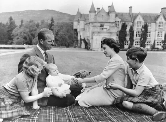 Королева Елизавета II с детьми