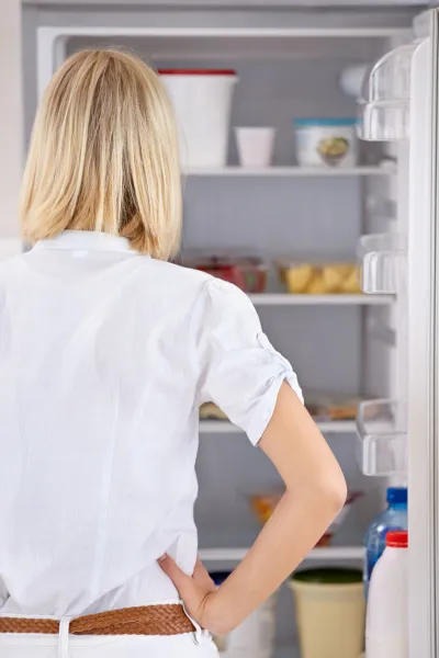 женщина у холодильника