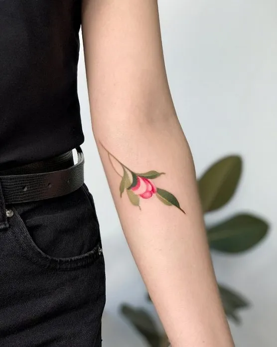 нежное цветное тату на руке, тату для девушек цветы
