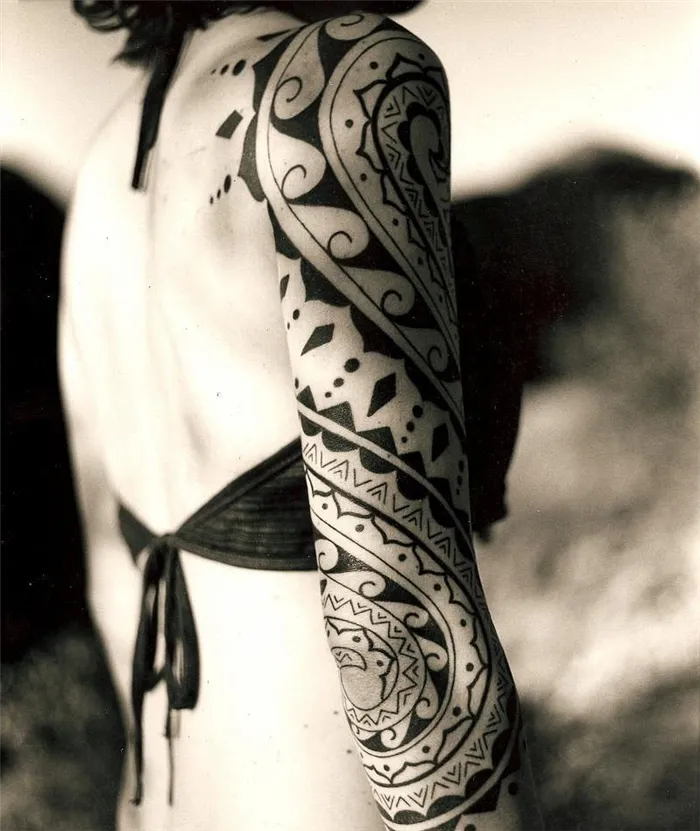 Татуировка-рукава на женской руке