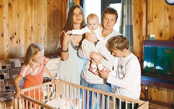 Михаил Трухин со второй женой Анной Нестерцовой и детьми
