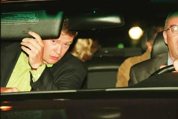 Одна из последних фотографий Дианы: принцесса прячется от журналистов на заднем сидении автомобиля