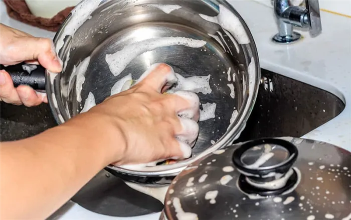 Во время мытья посуды нельзя использовать абразивные составы, они могут поцарапать поверхности
