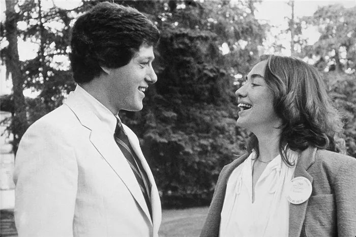 Сперва Хиллари отказалась выйти замуж за Билла, так как считала, что влюбленные должны сначала встать на ноги, а уж потом играть свадьбу
