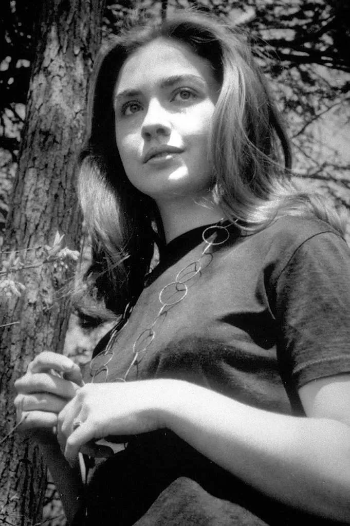 В юности Хиллари была достаточно привлекательной, но больше времени уделяла учебе, а не внешности
