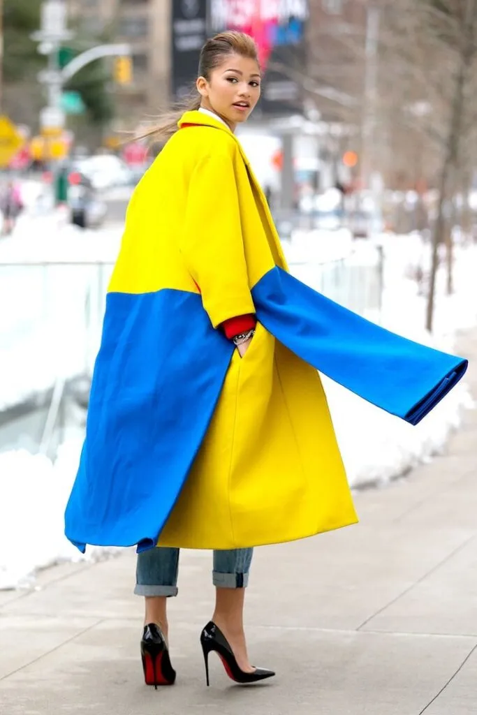 Модная Зендая и ее пальто в стиле колор блок