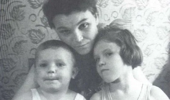 Маленький Миша Воробьев с мамой и сестрой Олей