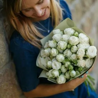 Что означают белые розы и к чему их дарят. Что означает белая роза 10