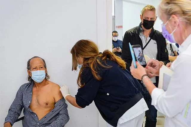 Во время вакцинации от COVID-19 российским препаратом Sputnik V («Гам-КОВИД-Вак») в Сан-Марино.
