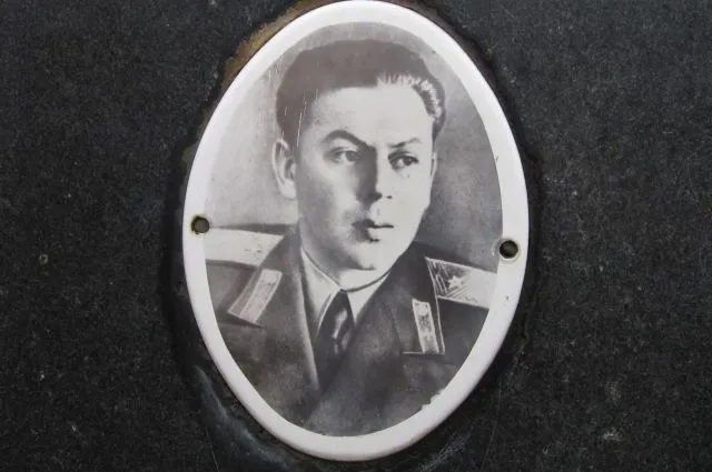 Надгробная фотография на памятнике Василию Сталину. Незадолго до смерти он поменял фамилию.